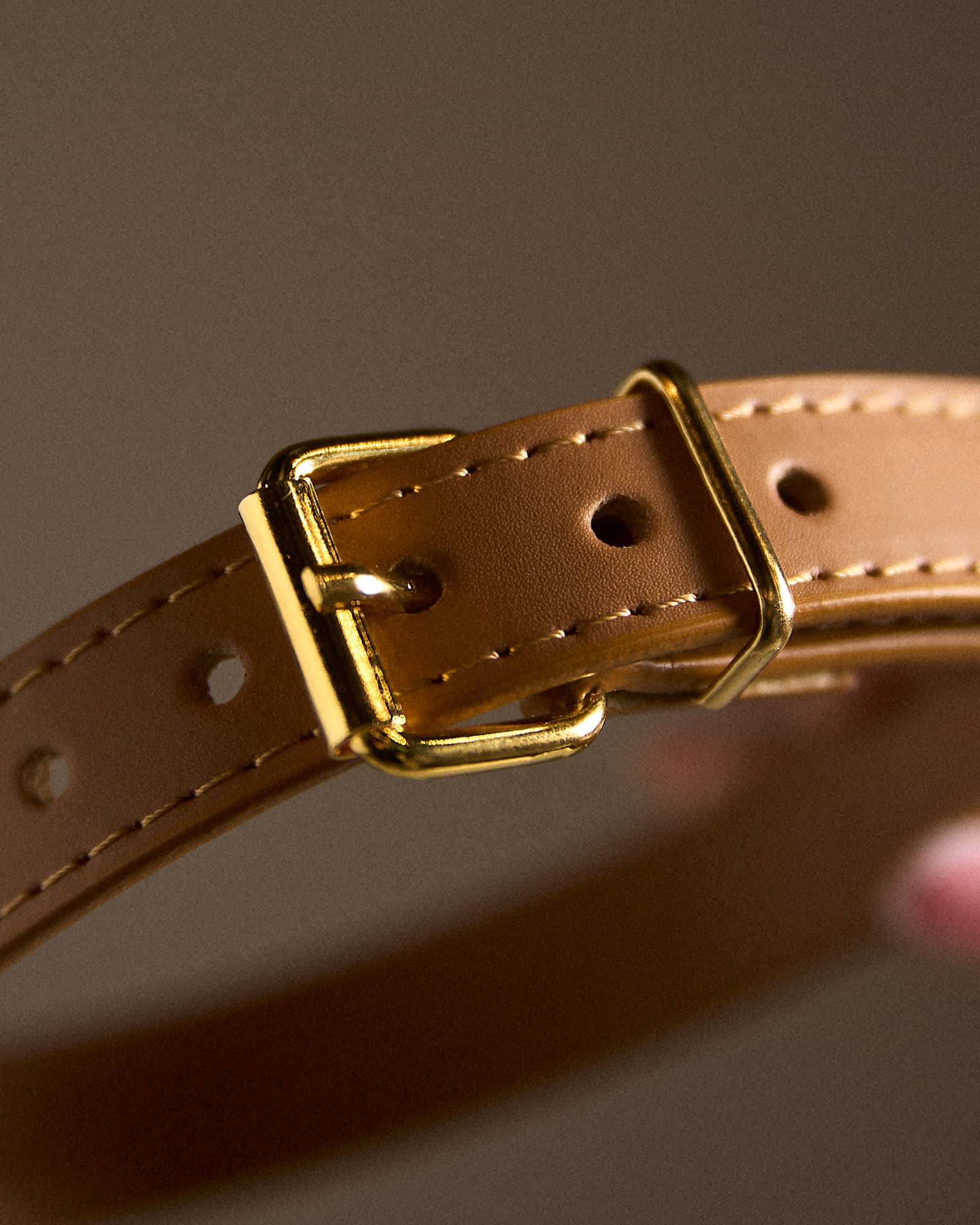 Detalle de acabados en un accesorio de piel Branni Milano