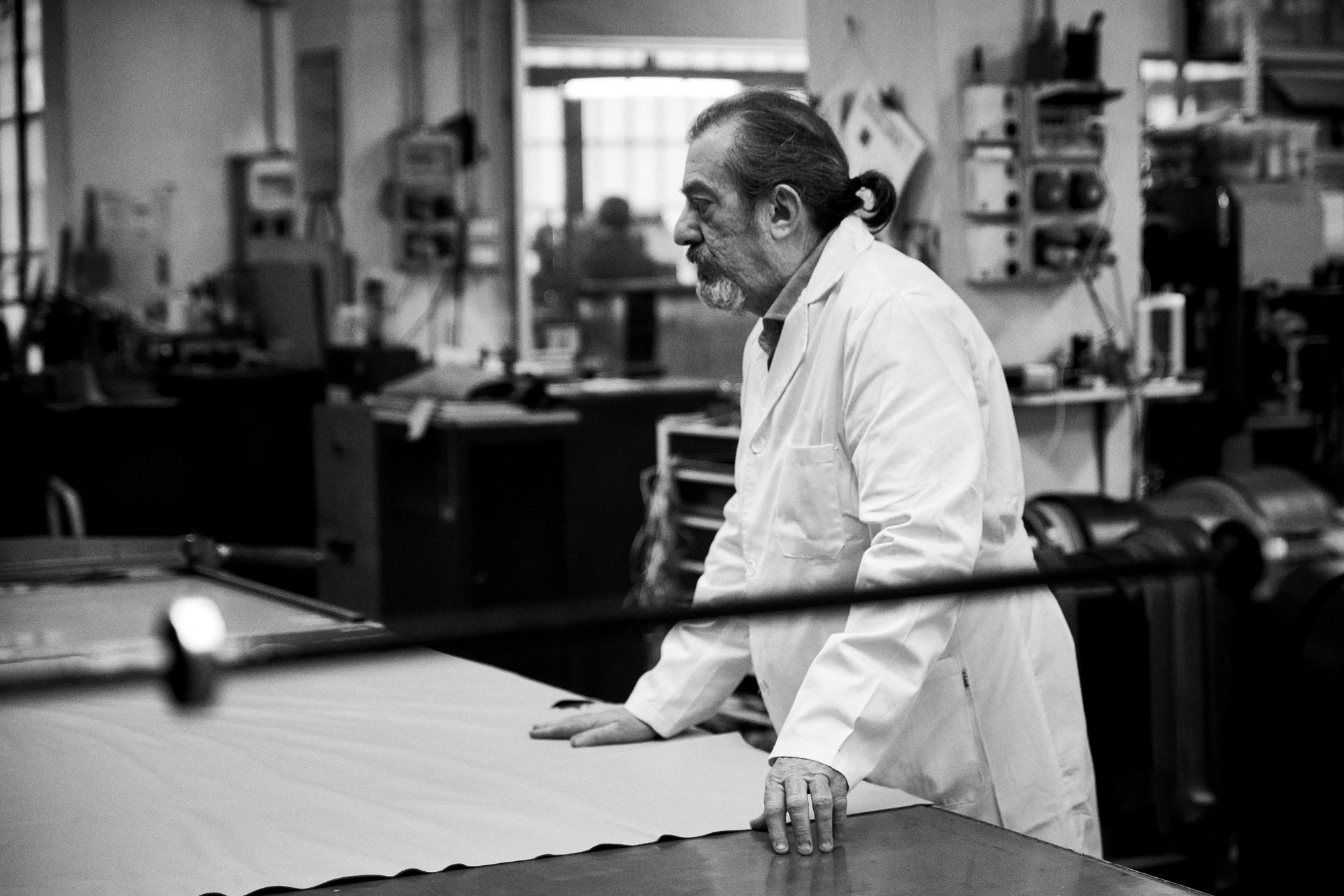 Artesano trabajando en la fábrica de Branni Milano