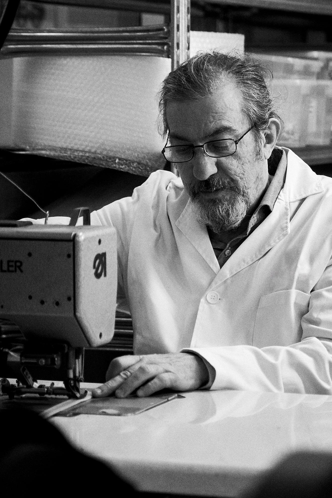Artesano trabajando la piel en la fábrica de Branni Milano