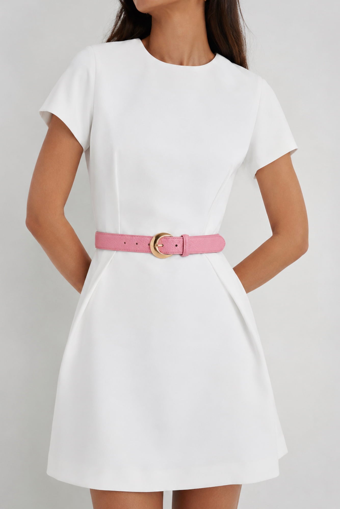 Cinturón de piel Shell rosa combinado con vestido blanco
