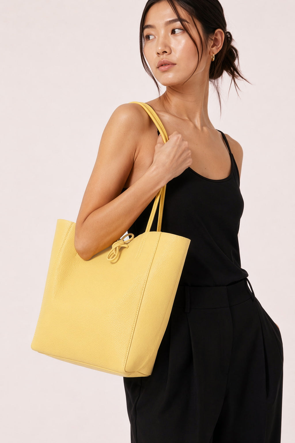 Bolso shopper de piel amarillo llevado al hombro