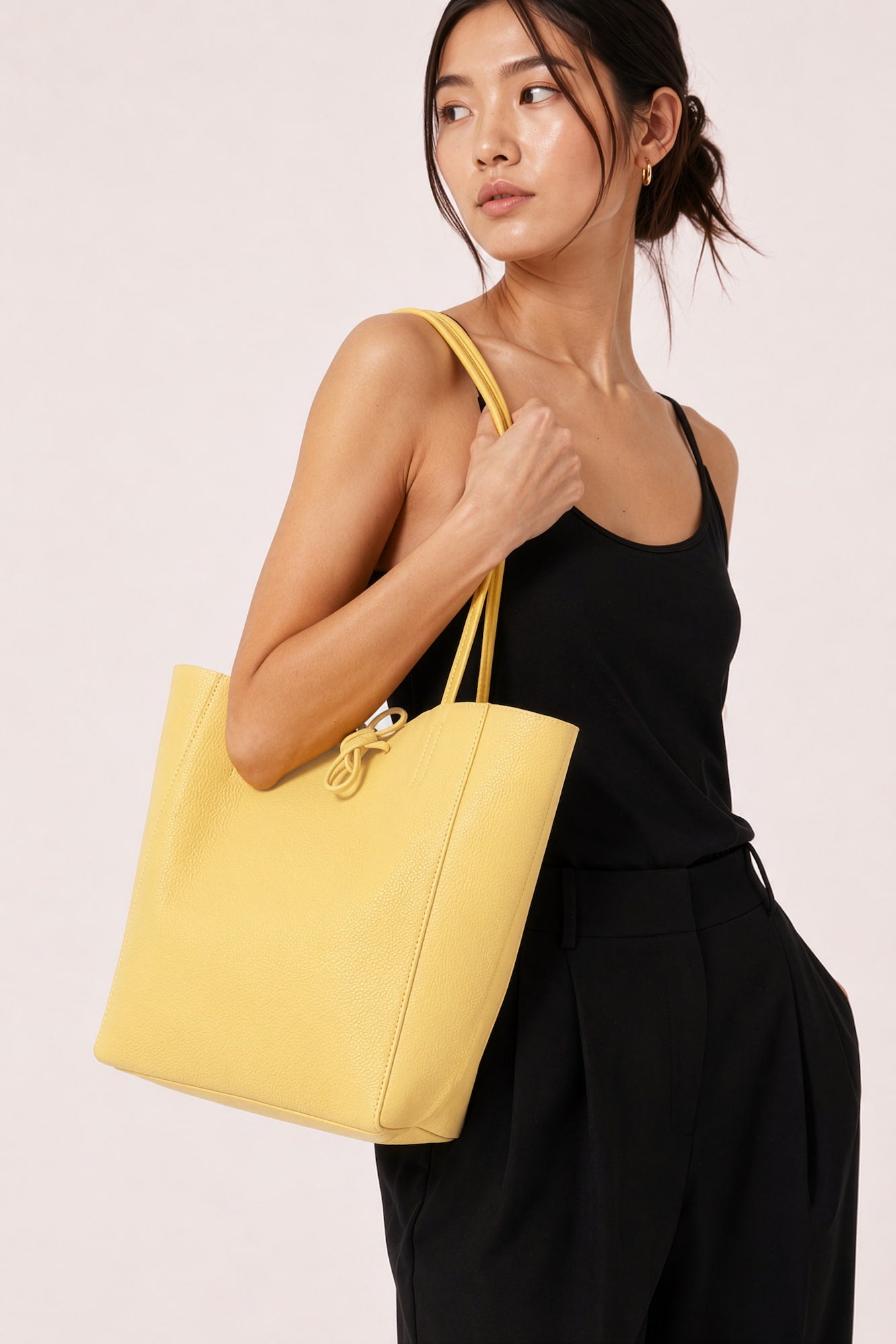 Bolso shopper de piel amarillo llevado al hombro