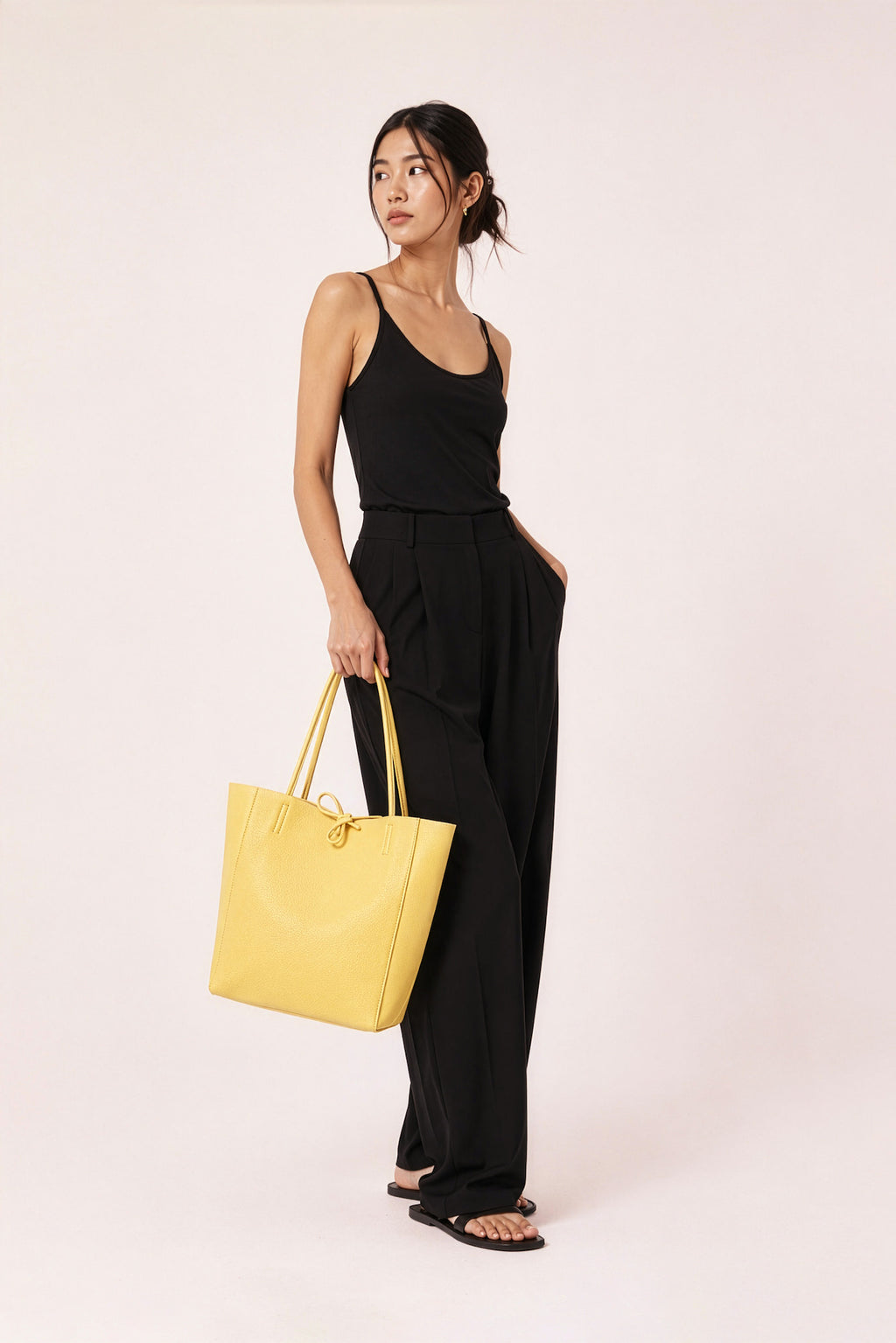Bolso shopper de piel amarillo combinado con vestido negro