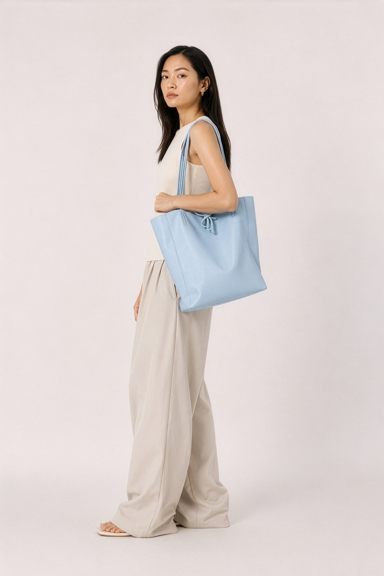 Bolso shopper de piel azul cielo llevado al hombro
