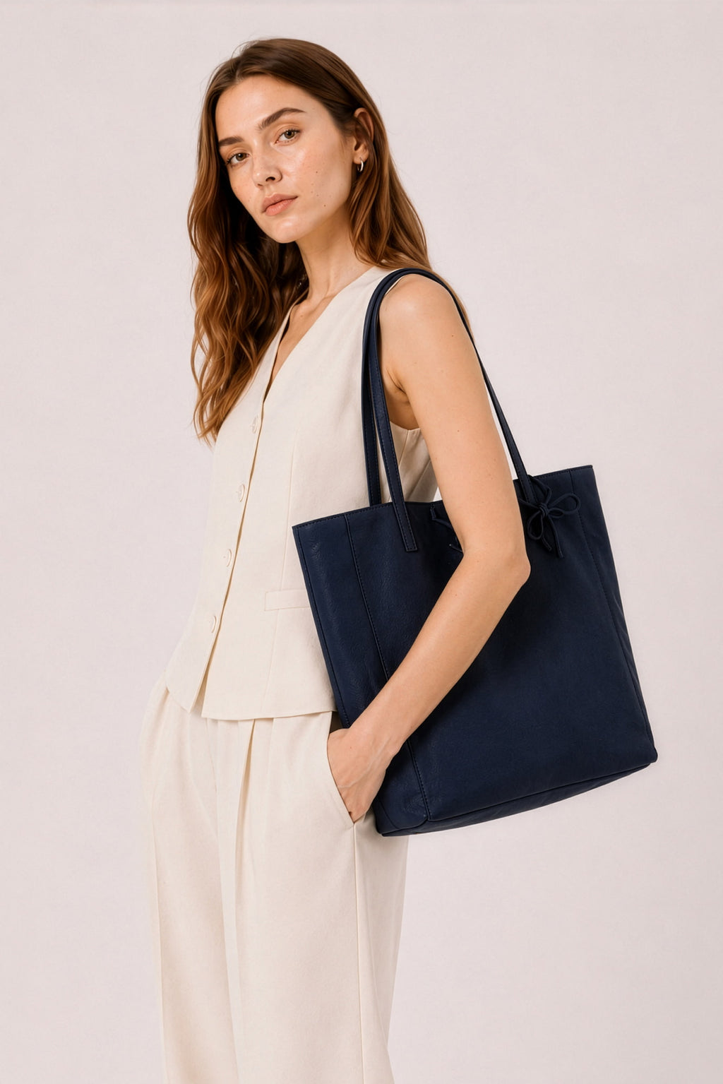 Bolso shopper de piel azul marino combinado con look neutro