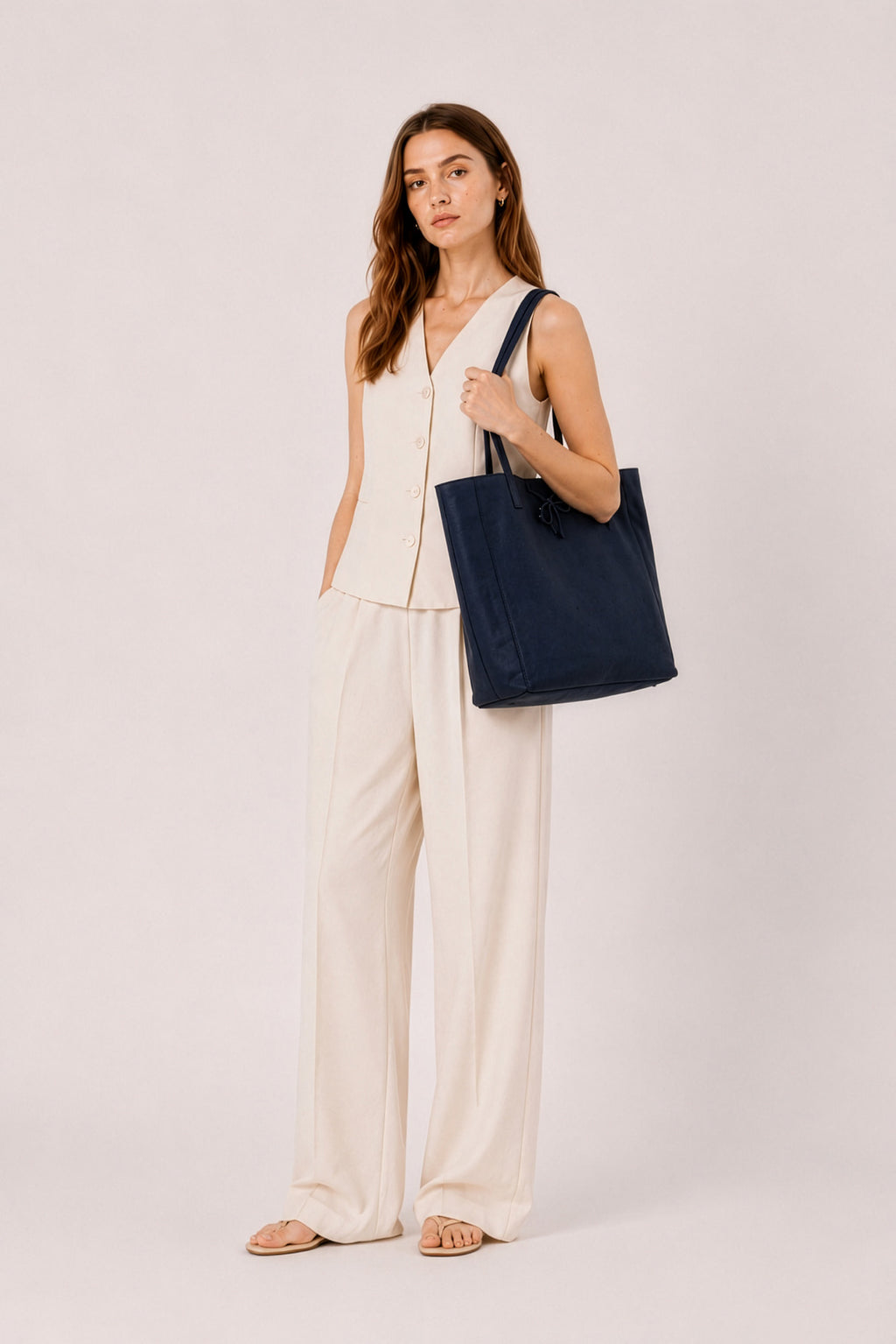 Bolso shopper de piel azul marino llevado al hombro