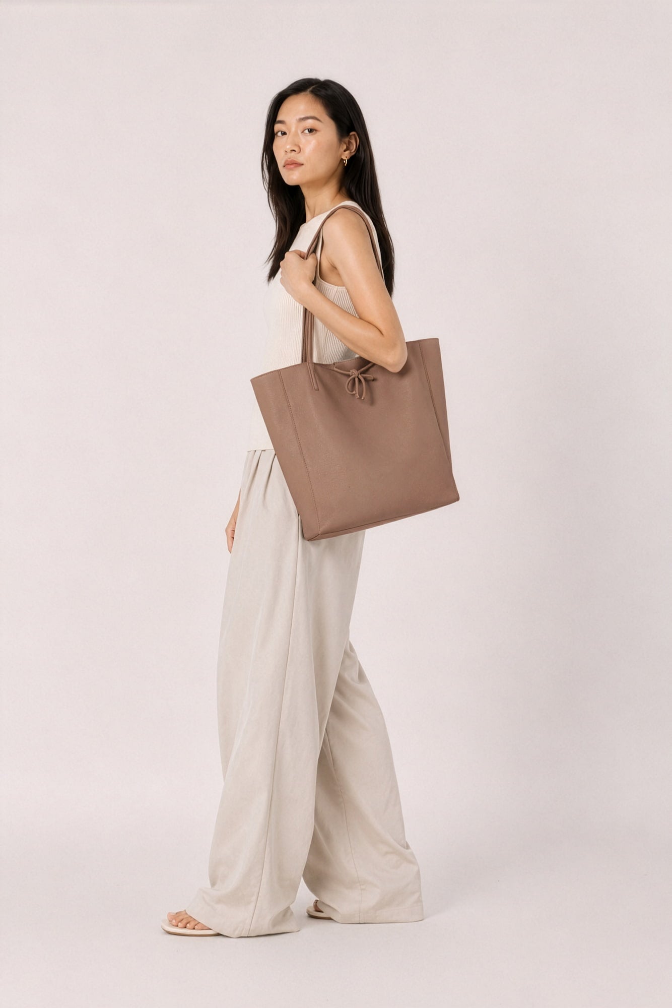 Bolso shopper de piel taupe combinado con look casual